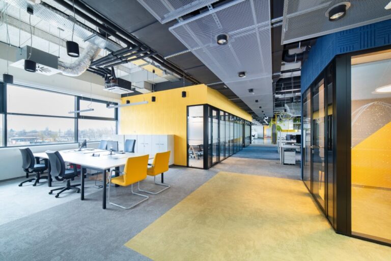Meeting room alternatíva: mikor jobb választás egy irodai booth rendszer?